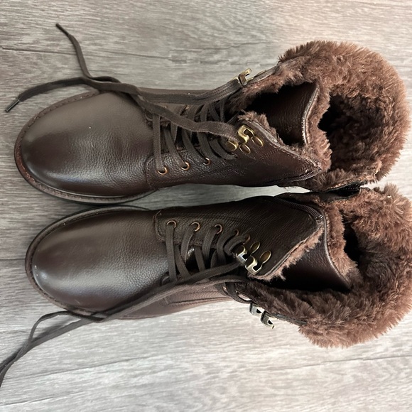 women’s fur boots - Picture 2 of 2